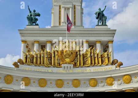 Moskau, Russland - 25. august 2020: Fragment des Haupteingangs zu VDNKh. Die Ausstellung der Errungenschaften der Volkswirtschaft ist ein permanenter allgemeiner Zweck Stockfoto