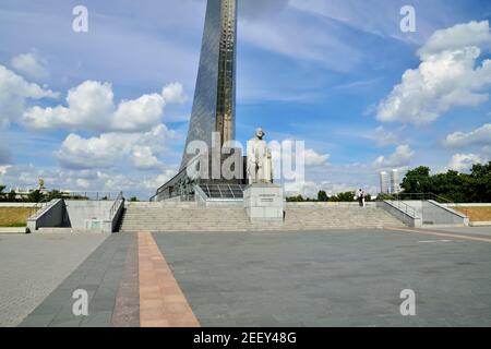 Moskau, Russland - 25. august 2020: Blick auf das Denkmal für Konstantin Eduardowitsch Tsiolkowski, dem Begründer der Kosmonauten, im Museum der Kosmonauten. Stockfoto