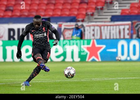 Budapest, Ungarn. Februar 2021, 16th. Fußball: Champions League, K.O.-Runde, 16. Runde, erste Etappe, RB Leipzig - Liverpool FC in der Puskas Arena. Liverpools Sadio Mane punktet mit 0:2. Kredit: Marton Monus/dpa/Alamy Live Nachrichten Stockfoto