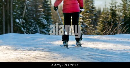 Alpiner Skifahrer allein in den Pisten eines alpinen Skigebiets. Stockfoto