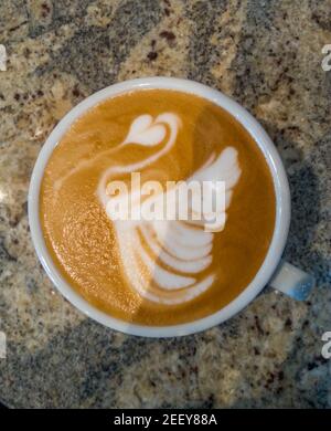 Swan Latte Art auf Cafe Latte auf Steintisch Stockfoto