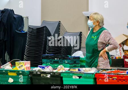 Frau ehrenamtlich in einer Trussell Trust Foodbank in Colindale, die von Freiwilligen in der lokalen Gemeinschaft betrieben wird, um zur Bekämpfung der Lebensmittelarmut beizutragen. London, großbritannien. Stockfoto