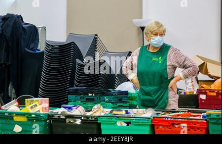 Frau ehrenamtlich in einer Trussell Trust Foodbank in Colindale, die von Freiwilligen in der lokalen Gemeinschaft betrieben wird, um zur Bekämpfung der Lebensmittelarmut beizutragen. London, großbritannien. Stockfoto