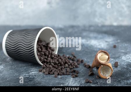 Tasse süße kleine Schokolade mit Süßigkeiten Stockfoto