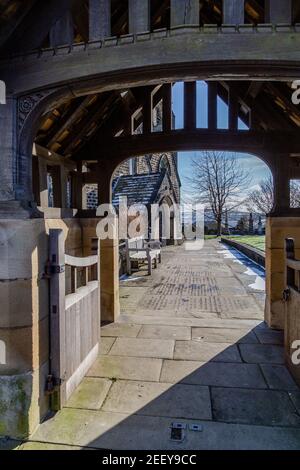 Ein bedecktes Laugentor am Eingang zur St. John's Church Baildon, Yorkshire, England. Stockfoto