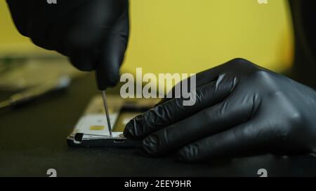 Techniker Mann Hände während der Arbeit an Smartphone-Reparatur, Hi-Tech-Gerät Service Stockfoto