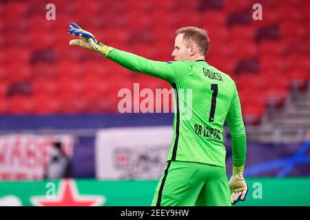 Budapest, Ungarn. Februar 2021, 16th. Fußball: Champions League, K.O.-Runde, Runde 16, erste Etappe, RB Leipzig - FC Liverpool in der Puskas Arena. Torwart Peter Gulacsi aus Leipzig reagiert. Kredit: Marton Monus/dpa/Alamy Live Nachrichten Stockfoto