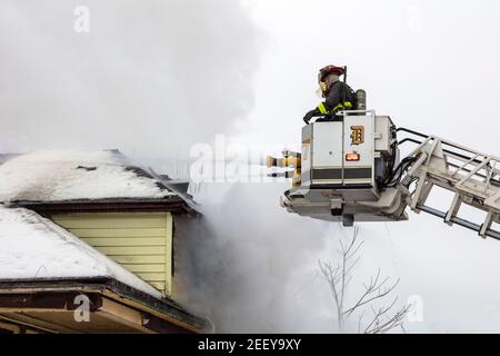 Feuerwehrleute in Tower Ladder 7 Fighting Fire, Detroit, Michigan, USA, von James D. Coppinger/Dembinsky Photo Assoc Stockfoto