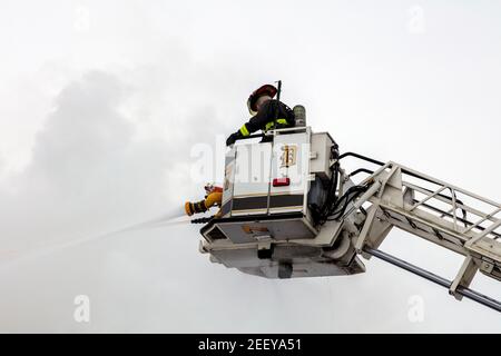 Feuerwehrleute in Tower Ladder 7 Fighting Fire, Detroit, Michigan, USA, von James D. Coppinger/Dembinsky Photo Assoc Stockfoto