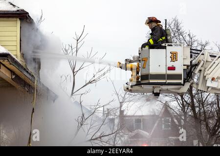 Feuerwehrleute in Tower Ladder 7 Fighting Fire, Detroit, Michigan, USA, von James D. Coppinger/Dembinsky Photo Assoc Stockfoto