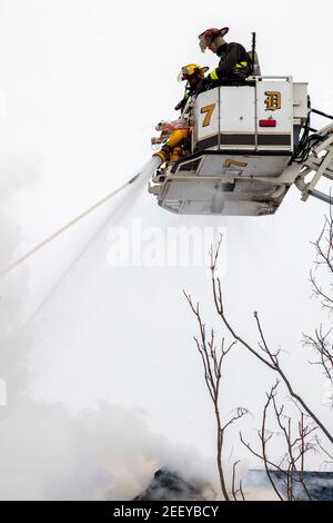 Feuerwehrleute in Tower Ladder 7 Fighting Fire, Detroit, Michigan, USA, von James D. Coppinger/Dembinsky Photo Assoc Stockfoto