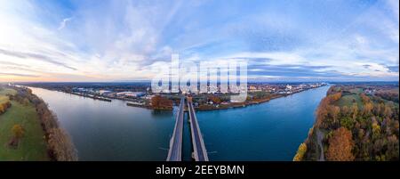 Luftaufnahme der Nibelungenbrücke in Worms mit einem Blick auf das Stadttor bei Sonnenaufgang Stockfoto