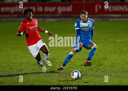 SALFORD, ENGLAND. FEB 16th Barrows Patrick Brough spielt den Ball nach vorne während des Sky Bet League 2 Spiels zwischen Salford City und Barrow in Moor Lane, Salford am Dienstag, den 16th. Februar 2021. (Kredit: Chris Donnelly, MI News) Kredit: MI Nachrichten & Sport /Alamy Live Nachrichten Stockfoto