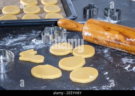 Nudelholz und Geschirr für die Herstellung von osterplätzchen im Dunkeln Hintergrund Stockfoto