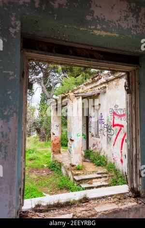 Villa Levidi, Pallini, Griechenland - 14. Februar 2021: Fensteransicht einer verlassenen alten Villa in Pallini, Griechenland Stockfoto