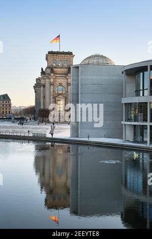 Pier Paul-Loebe-Haus Reichstag. Winteransicht mit Spiegelung. Paul-Loebe-Haus und Marie-Elisabeth-Lueders-Haus über der Spree. Eis auf Wasser Stockfoto