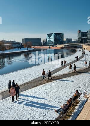 Menschen, Berliner spazieren entlang der Spree und genießen den Schnee. Berlin Hauptbahnhof, Hbf. Schnee am Flussufer, Eis am Fluss. Modern Stockfoto