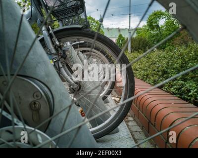 Fahrräder stehen auf der Fahrradstation auf dem Bürgersteig Stockfoto