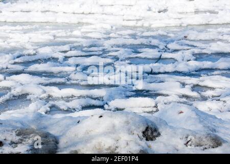 Plattensee in Ungarn bedeckt mit Eisschollen, während ein eisiger Winter. Stockfoto