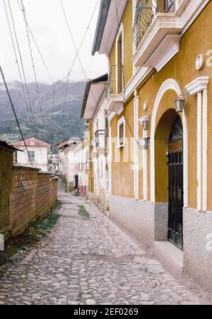 SORATA, BOLIVIEN - 29. JANUAR 2018: Vertikale Szene mit Gebäuden im Kolonialstil und Bergen im Hintergrund, in Sorata, Bolivien Stockfoto