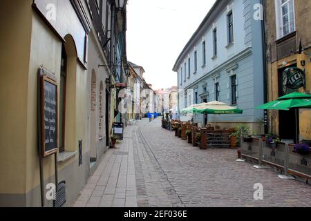 Gebäude aus dem 19th. Jahrhundert entlang einer gepflasterten Straße im historischen Herzen der Stadt, Bielsko-Biala, Polen Stockfoto