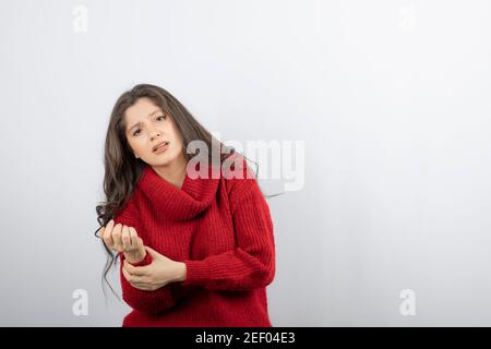 Junge Frau in rot warmer Pullover leiden unter Schmerzen in Arm Stockfoto