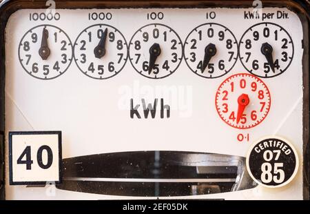 Analoger Stromzähler mit Ziffernblättern, alte elektrische Zähleranzeige in einem Haus in England, Großbritannien Stockfoto