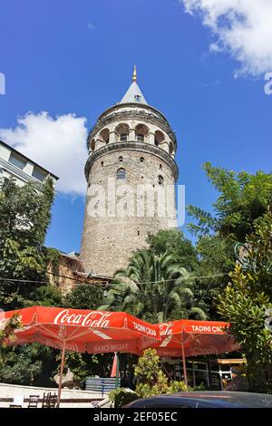 ISTANBUL, TÜRKEI - 27. JULI 2019: Galata Tower im Zentrum der Stadt Istanbul, Türkei Stockfoto