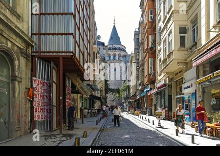 ISTANBUL, TÜRKEI - 27. JULI 2019: Galata Tower im Zentrum der Stadt Istanbul, Türkei Stockfoto