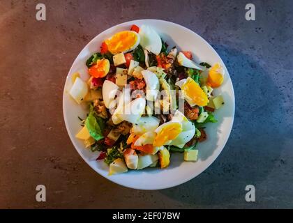 Salat mit gekochten Eiern, Salatmischung, Vinaigrette und Käse Stockfoto