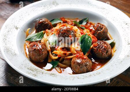 Spaghetti Bolognese mit Fleischbällchen Stockfoto