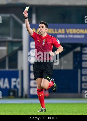 Schiedsrichter Luca Massimi während des Spiels Hellas Verona gegen Parma Calcio, Italienische Fußballserie A in Verona, Italien. , . Februar 15 2021 (Foto: IPA/Sipa USA) Quelle: SIPA USA/Alamy Live News Stockfoto