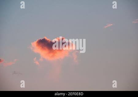 Herzförmige rosa Wolke am Himmel Stockfoto