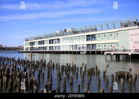 Pier 57, im National Register of Historic Places aufgeführt, wird restauriert, um einen öffentlichen Park zu umfassen, und wird die Heimat von Restaurants und Google-Büros, Hudson River, Hudson River Park, Hudson River Greenway, Chelsea, Manhattan, New York City, USA Oktober 2020 Stockfoto