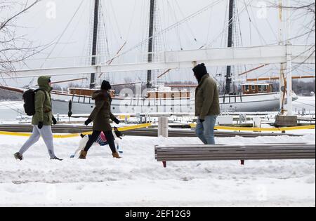 Toronto, Kanada. Februar 2021, 16th. Am 16. Februar 2021 laufen Menschen auf einer verschneiten Straße in Toronto, Ontario, Kanada. Ein Wintersturm traf die Stadt Toronto und Umgebung am Dienstag. Quelle: Zou Zheng/Xinhua/Alamy Live News Stockfoto