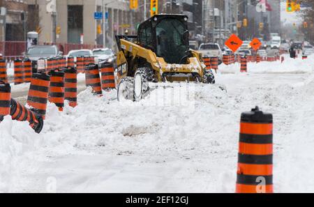 Toronto, Kanada. Februar 2021, 16th. Ein Schneepflug räumt den Schnee auf einer Straße in Toronto, Ontario, Kanada, am 16. Februar 2021. Ein Wintersturm traf die Stadt Toronto und Umgebung am Dienstag. Quelle: Zou Zheng/Xinhua/Alamy Live News Stockfoto