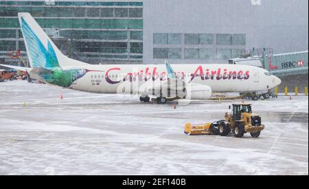 Mississauga, Kanada. Februar 2021, 16th. Ein Schneepflug räumt am Toronto Pearson International Airport in Mississauga, Ontario, Kanada, am 16. Februar 2021 den Schnee. Ein Wintersturm traf die Stadt Toronto und Umgebung am Dienstag. Quelle: Zou Zheng/Xinhua/Alamy Live News Stockfoto