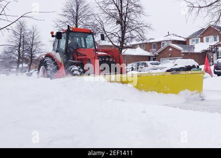 Mississauga, Kanada. Februar 2021, 16th. Ein Schneepflug reinigt den Schnee auf einer Straße in Mississauga, Ontario, Kanada, am 16. Februar 2021. Ein Wintersturm traf die Stadt Toronto und Umgebung am Dienstag. Quelle: Zou Zheng/Xinhua/Alamy Live News Stockfoto