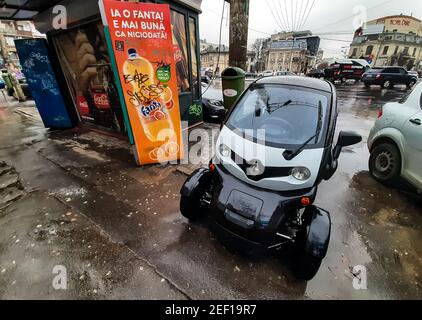 Bukarest, Rumänien - 21. Januar 2021: Ein Renault Twizy Elektroauto ist es auf einer Straße in Bukarest geparkt. Stockfoto