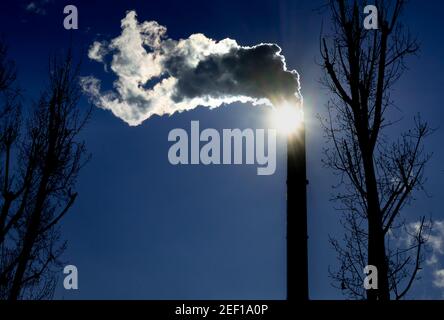 Bukarest, Rumänien - 15. Januar 2021: Kamin des CET Progresul Kraftwerks, verschmutzt mit Rauch durch die Verbrennung von Heizöl und Gasen, in der Sout Stockfoto