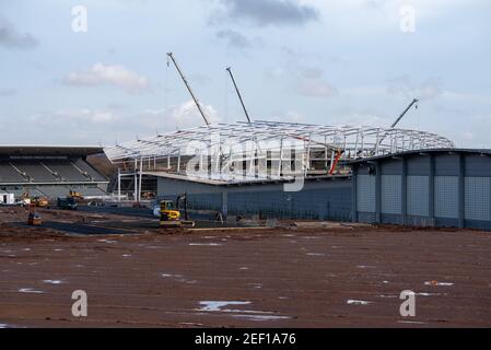 Perry Barr, Birmingham, Großbritannien, 16th. Februar 2021: Die Arbeiten zur Neuentwicklung des Hauptveranstaltungsortes der Commonwealth Games 2022 gehen weiter. Kredit: Ryan Underwood / Alamy Live Nachrichten Stockfoto