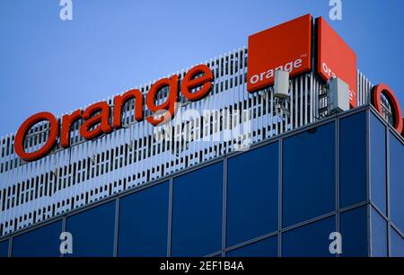 Bukarest, Rumänien - 21. Januar 2021: Ein Logo des französischen Telekommunikationsunternehmens Orange ist auf dem Green Court Gebäude A in Bukarest zu sehen. T Stockfoto