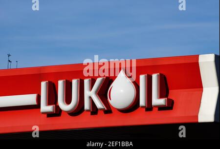 Bukarest, Rumänien - 21. Januar 2021: Ein Lukoil-Tankstellensignal wird in Bukarest gesehen Dieses Bild ist nur für redaktionelle Verwendung bestimmt. Stockfoto