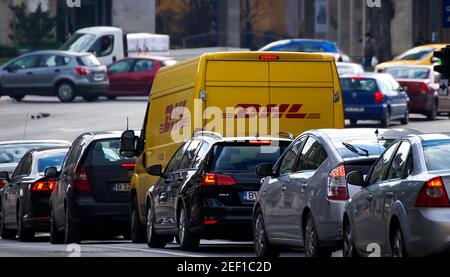 Bukarest, Rumänien - 05. Februar 2021 ein gelber DHL-Lieferwagen wird in der Hauptverkehrszeit auf einer Straße in Bukarest im starken Verkehr gesehen. Dieses Bild ist für ed Stockfoto