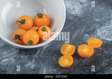Halbgeschnittene oder ganze rote Kirschtomaten Stockfoto
