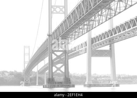 Tacoma Narrows Bridge an einem nebligen Tag in Tacoma, WA. Stockfoto