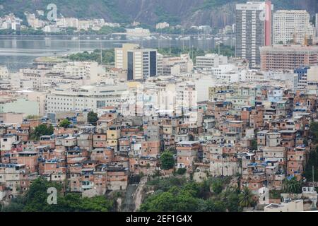 RIO DE JANEIRO, BRASILIEN - 3. JANUAR 2020: Blick auf 'Favela', Hochhäuser und einen Teil der Bucht von Botafogo Stockfoto