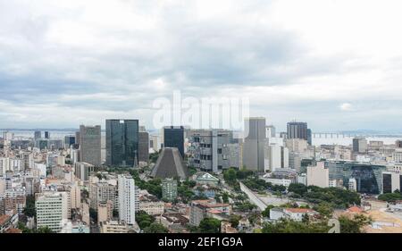 RIO DE JANEIRO, BRASILIEN - 3. JANUAR 2020: Panoramablick auf Rios Innenstadt mit wichtigen Gebäuden wie der Metropolitan Cathedral, der Nachbarschaft Stockfoto