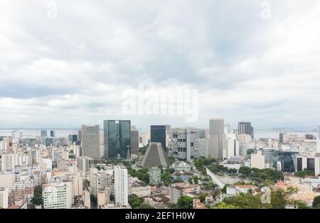 RIO DE JANEIRO, BRASILIEN - 3. JANUAR 2020: Panoramablick auf Rios Innenstadt mit wichtigen Gebäuden wie der Metropolitan Cathedral, der Nachbarschaft Stockfoto