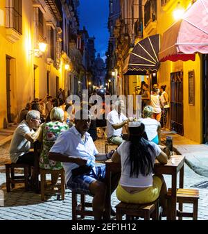 Havanna, Kuba - 25. Juli 2018: Touristen und Einheimische essen abends im Freien in einem Café, wo in einem Innenhof in Havanna Kuba Musik gespielt wird. Stockfoto